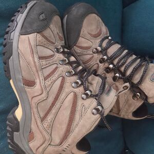 Mountrek Misty Valley Mid Hiking Boots Size: Women’s 7M utilitarian hiking